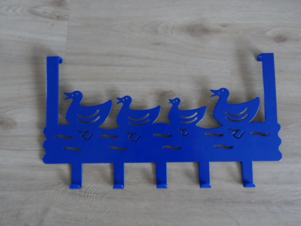 blaue Hakenleiste Türhakenleiste Türhängegarderobe aus Metall in Lübeck