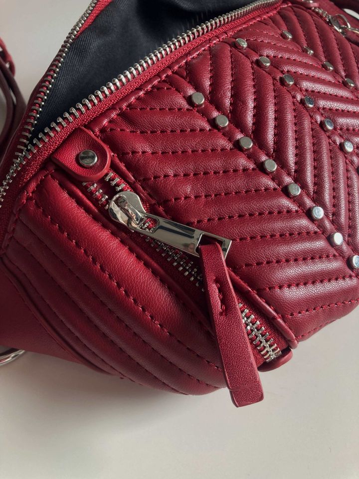 Zara Crossbodybag Bauchtasche rot dunkelrot weinrot Tasche Umhäng in Hamburg