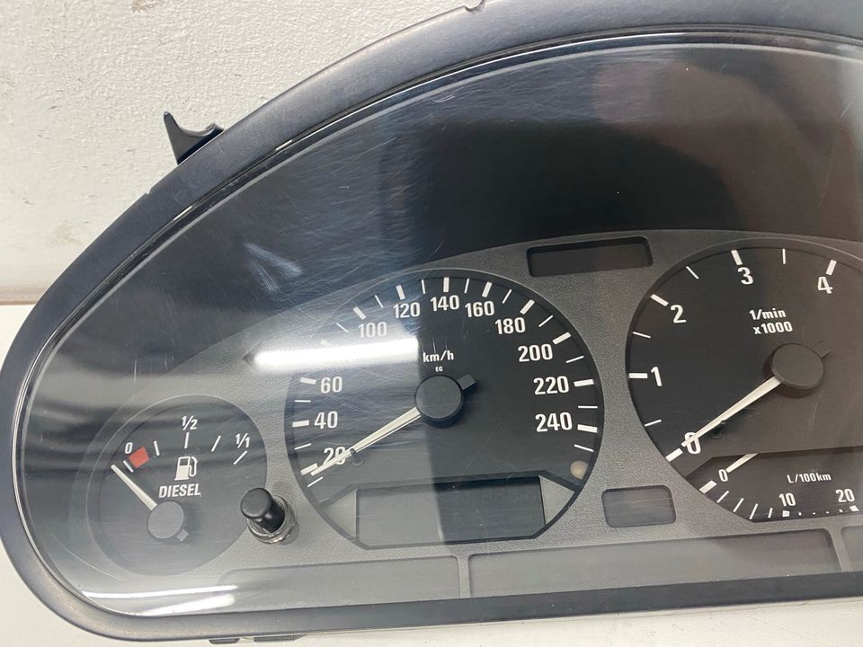 BMW E36 Touring Limousine Diesel Tacho 8379814 Tachometer in Olpe