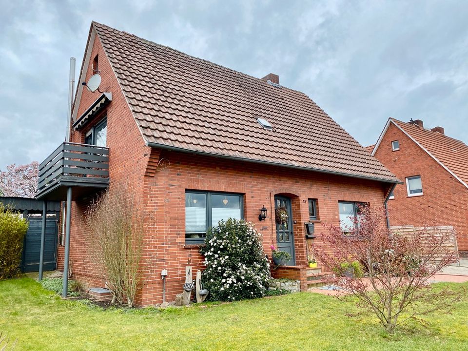 Einfamlienhaus mit Einliegerwohnung auf großem Grundstück. in Berge