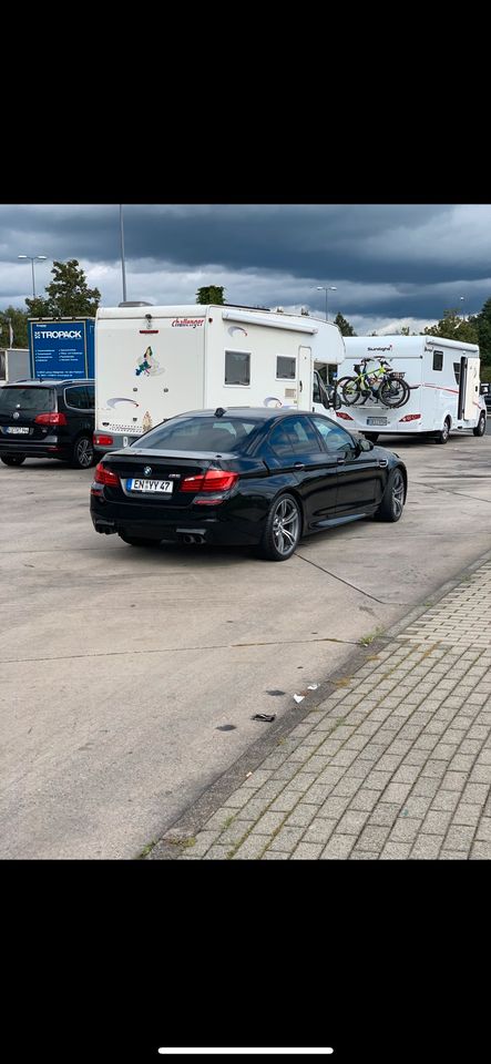BMW M550i M Paket akrapovic Anlage in Moers