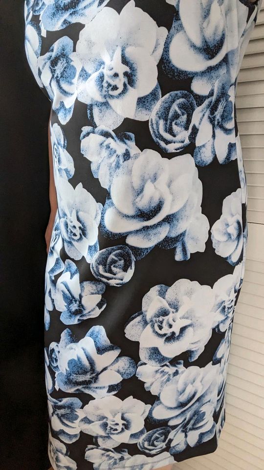 Edles Kleid schwarz mit blauen Blumen Stretch Bexleys in Welzheim