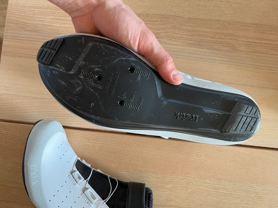 Fizik Tempo Artica R5 GORE-TEX 43 Weiß Grau Rennrad Winterschuh in Nierstein