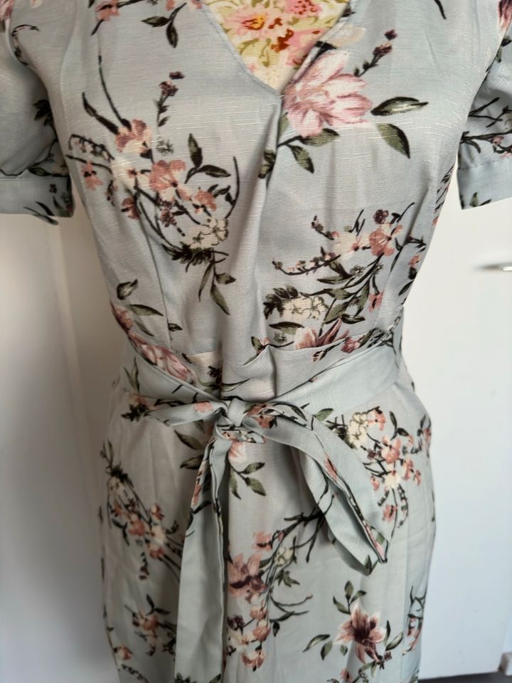 Kleid Mango / Zara Midi Hellblau Blumen Gürtel S in Berlin