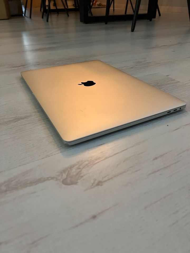 MacBook Pro 2017/15“/2,9Ghz, Core i7/4gb Grafik/16 Ram/500 SSD in Markt Indersdorf