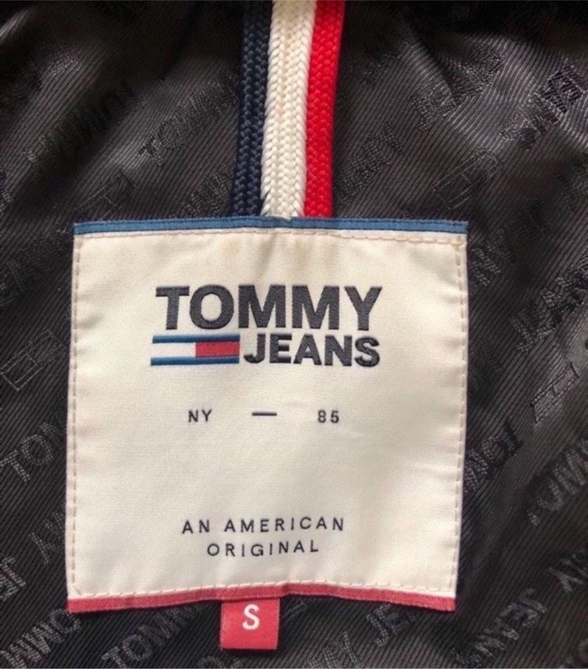 Winterjacke / Daunenjacke Tommy Hilfiger Größe S in Staßfurt