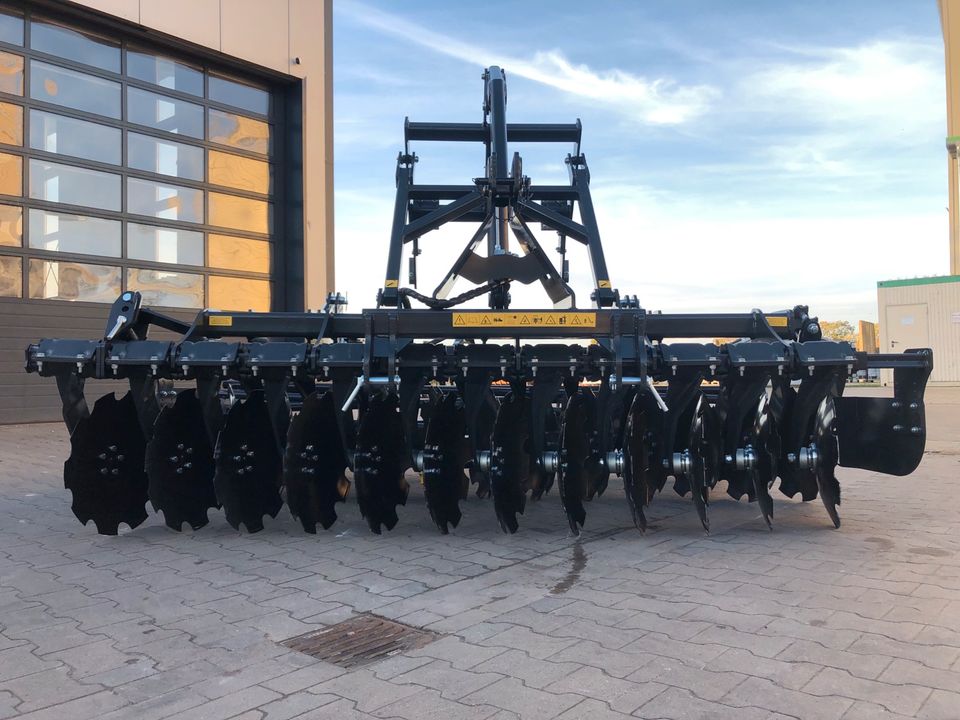 Scheibenegge 3m Neumaschine Rohrstabwalze, mit Hitch Kurzscheibenegge in Klein Berßen