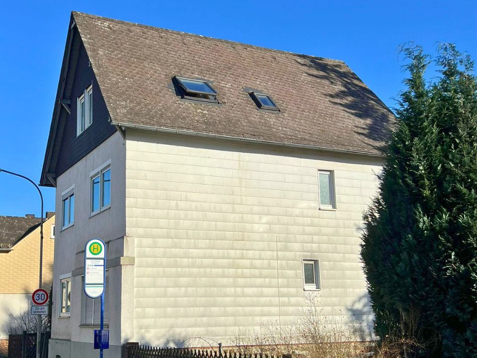 Schönes Mehrfamilienhaus inklusive großem Baugrundstück! in Dillenburg