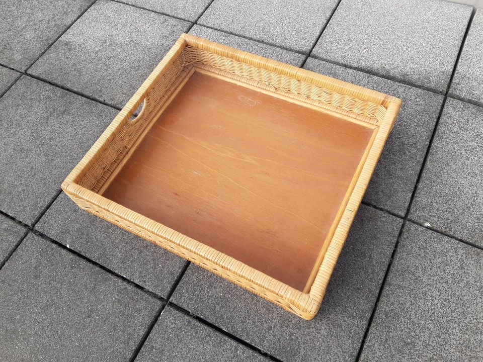 Großes Holz Tablett mit Weide Korb Geflecht umrandet 61 x 54 cm in Düsseldorf