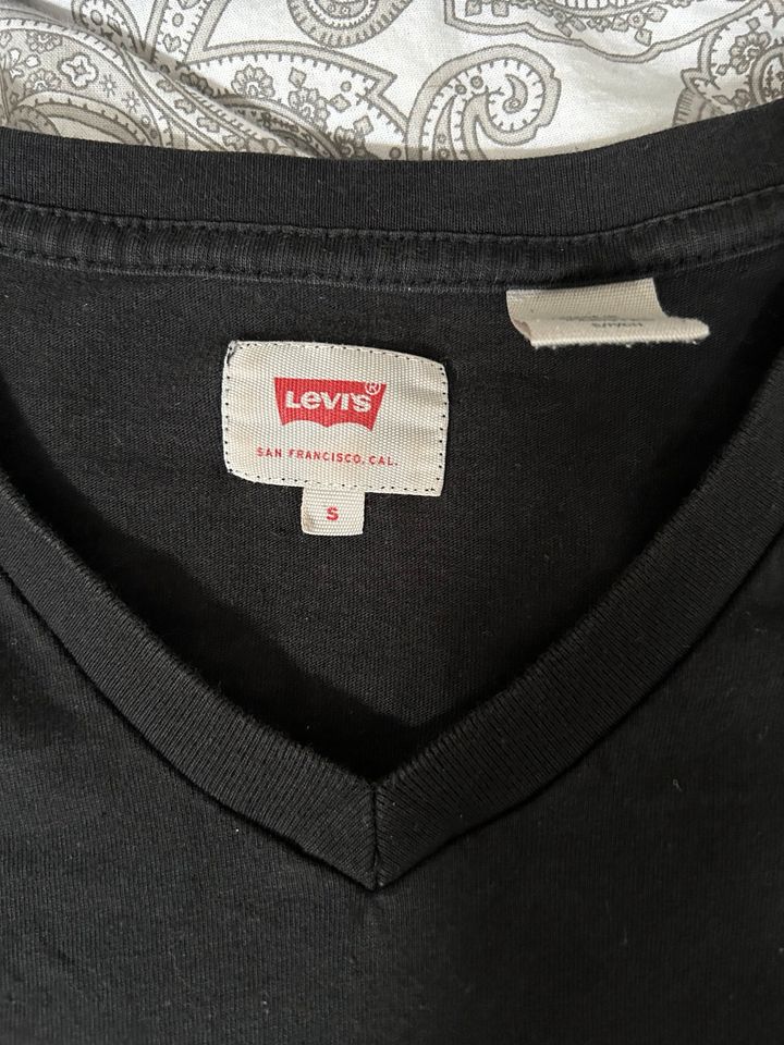 Levi’s T-Shirt V-Ausschnitt S / 36 in Wuppertal