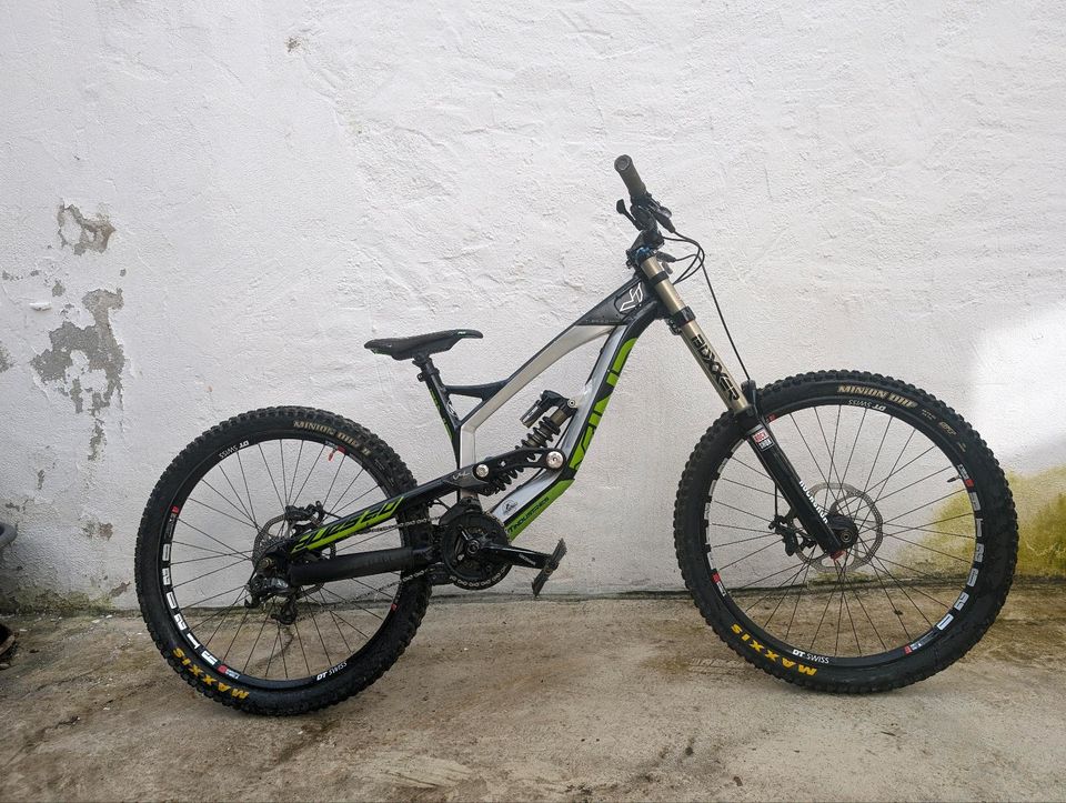 YT Tues 2.0 Competition Downhill Bike 26" in Gau-Odernheim