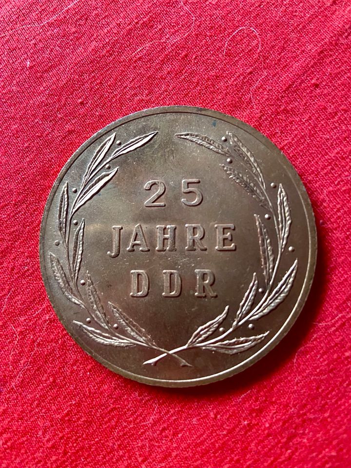 Verschiedene Münzen Medaillen Wartburg Trabant DDR in Gotha