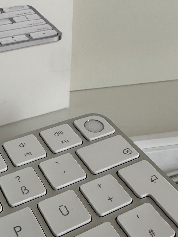 Original Apple Magic Keyboard / Tastatur mit Touch ID - WIE NEU in Bergholz Rehbrücke