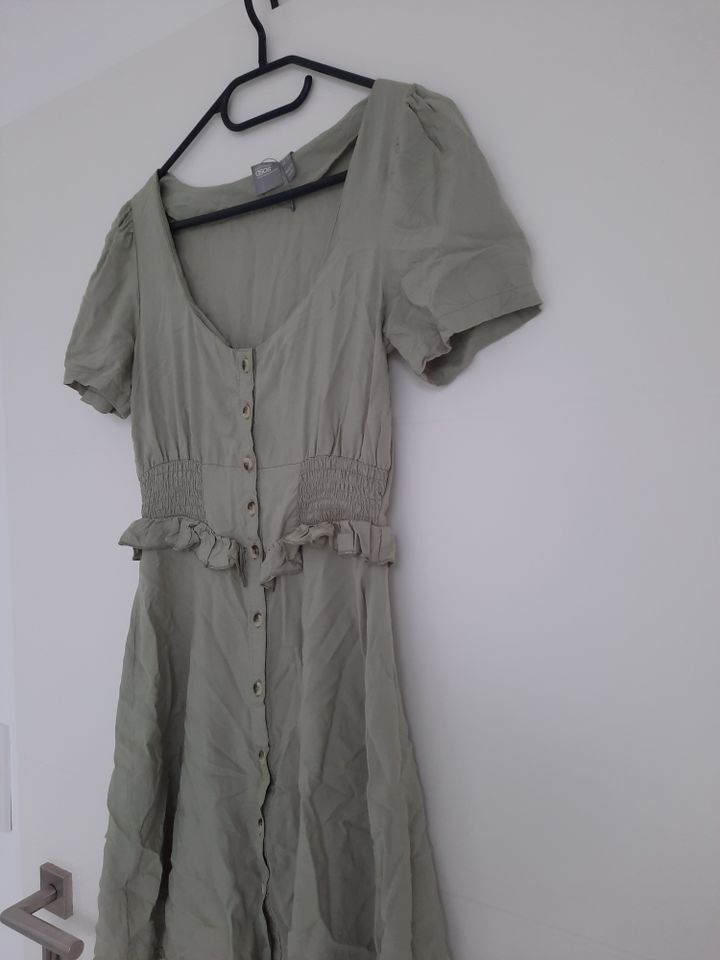 Asos Kleid Khaki mit Knöpfen  Gr. 34 in Erfurt