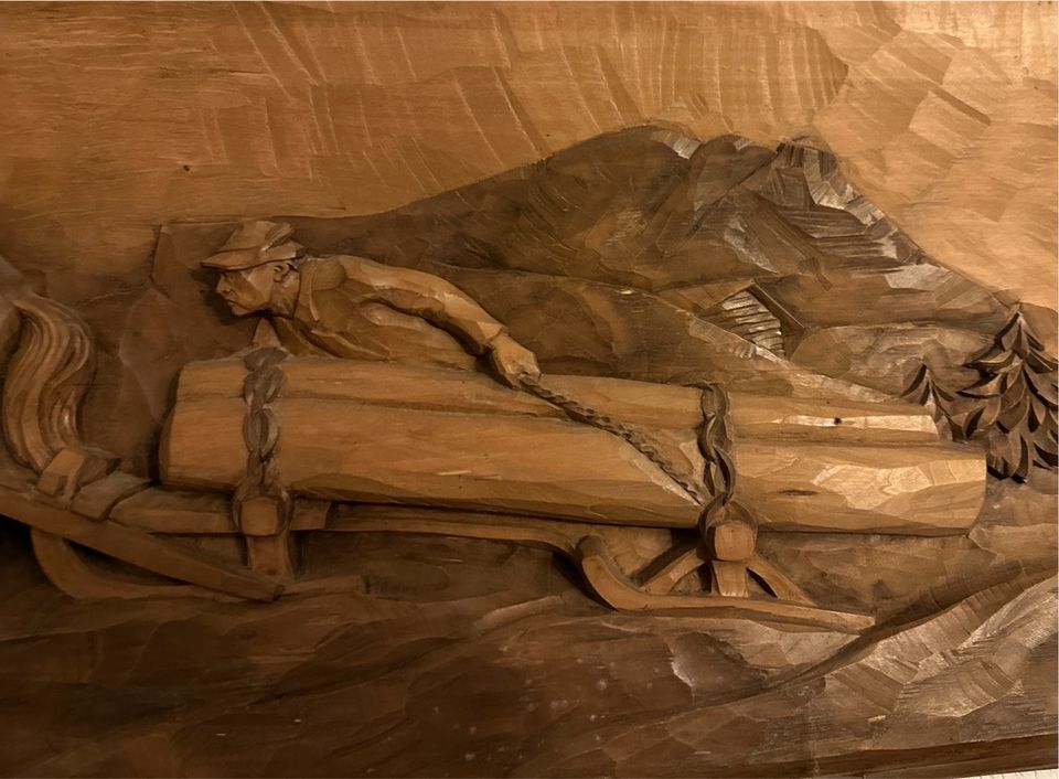 Aus Holz geschnitene Figur in Essen