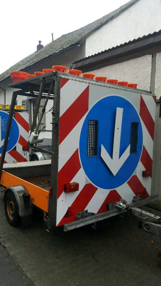 Verkehrsleittafel Absperrtafel Verkehrsleitanhänger vz 616 615 in Quirnbach Westerwald