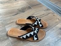 Toms Schlappen Sandalen W 10 41 42 w Neu schwarz weiß Sachsen - Neustadt Vorschau