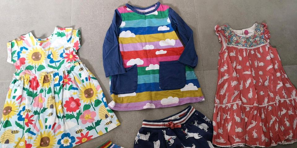 Mini-Boden Kleid Hasen Blümchen Ostern Hasen Kaninchen 4-5 110 in Lützelbach