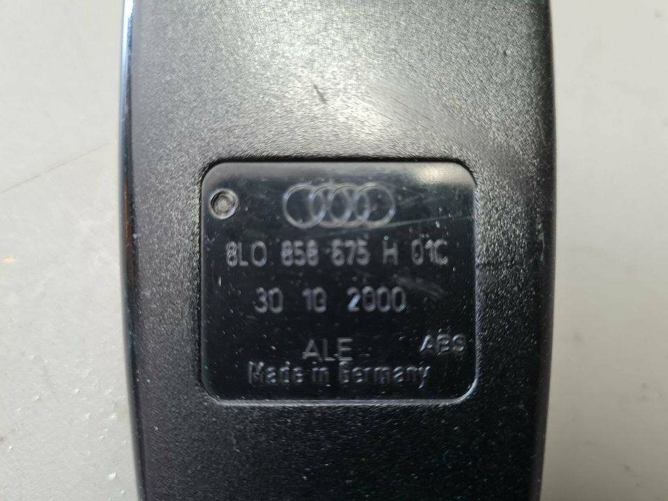 Audi A3 8L Gurtschloss Vorn links 8L0858675H in Essen