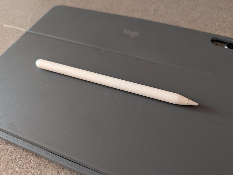 iPad Air M2 128GB space grau + Apple Pencil USBC + Logitech Combo in Biberbach