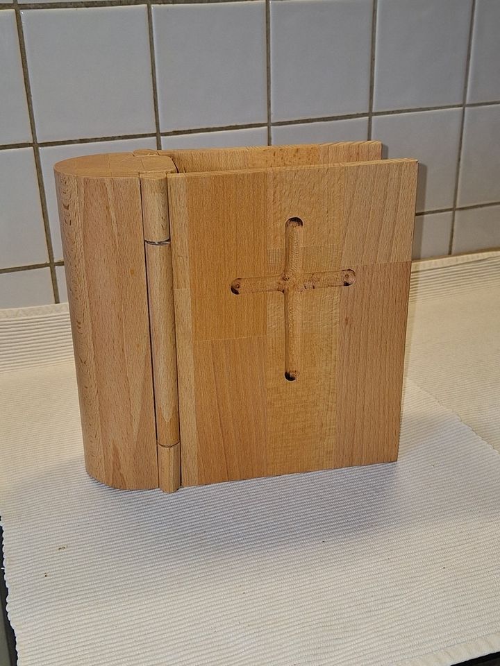 Bibel mit  Holzeinband in Salzkotten