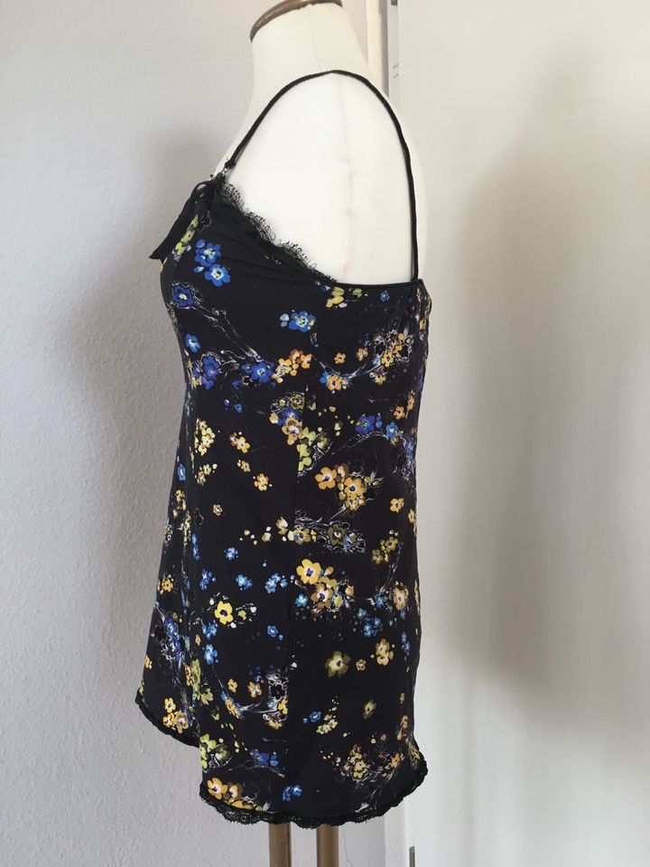 Süßes Top von Marc Cain mit Spitze und Blumen dunkelblau in Stuttgart