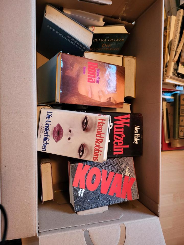 13 Bücherkisten zu verschenken! in Berlin