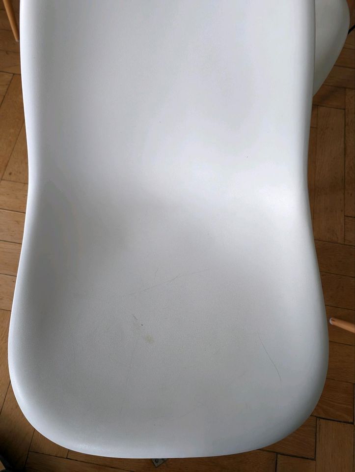 6 sehr schöne weiße Stühle, Plastik, Holzgestell in Leipzig