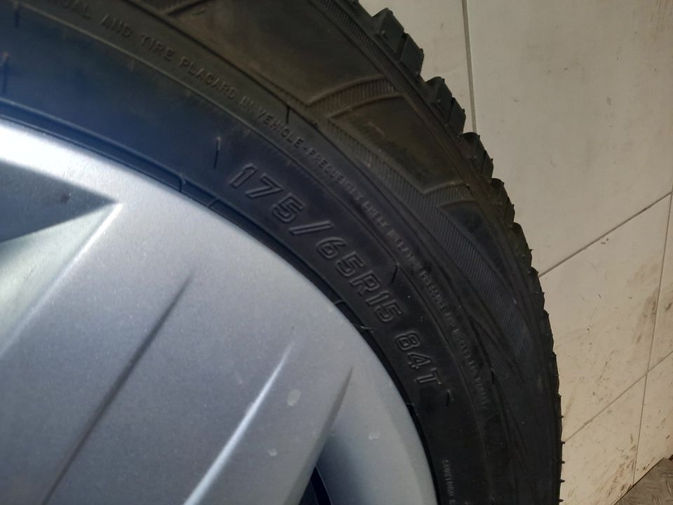 Toyota Falken Winterreifen Reifen Stahlfelgen 175 65 R15 15x5J in Gelsenkirchen