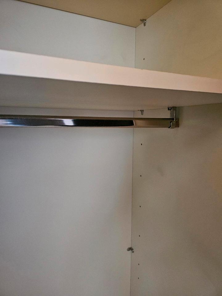 Großer Kleiderschrank mit Spiegel – abschließbar, 3 m Breite in Reinbek