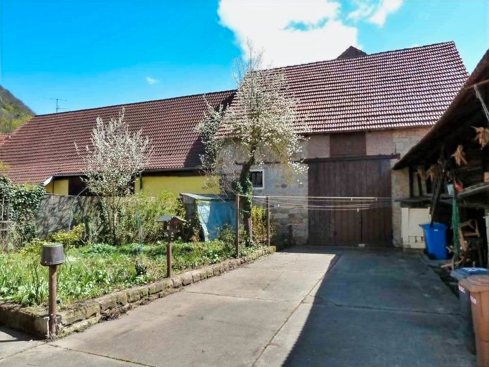 Zentral gelegenes 2-Fam.-Wohnhaus mit mehreren Nebengebäuden (Scheune), Hausgarten, Innenhof, Grund 516m², Wohnfl. 170m²! in Zeil