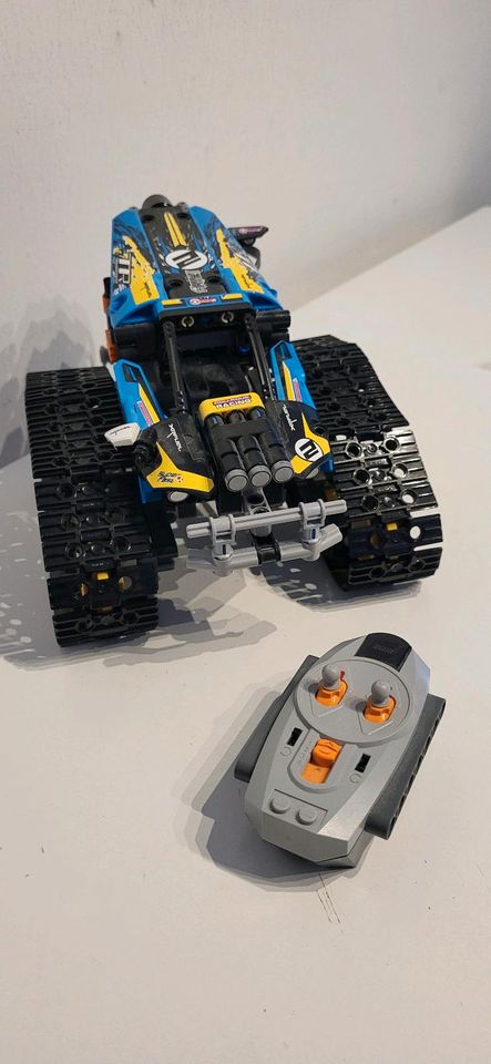 LEGO Technic 42095 - Ferngesteuerter Stunt-Racer in Würselen