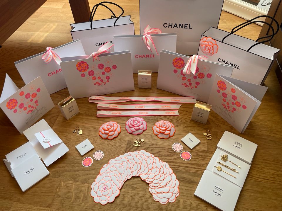 Geschenkverpackung Geschenkbox Chanel Armband Kamelie Anhänger in Kelkheim