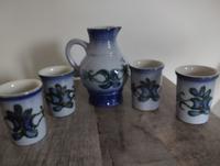 DDR Krug, Karaffe, Saftkrug, Weinkrug mit 4 Becher, blau Keramik Brandenburg - Welzow Vorschau