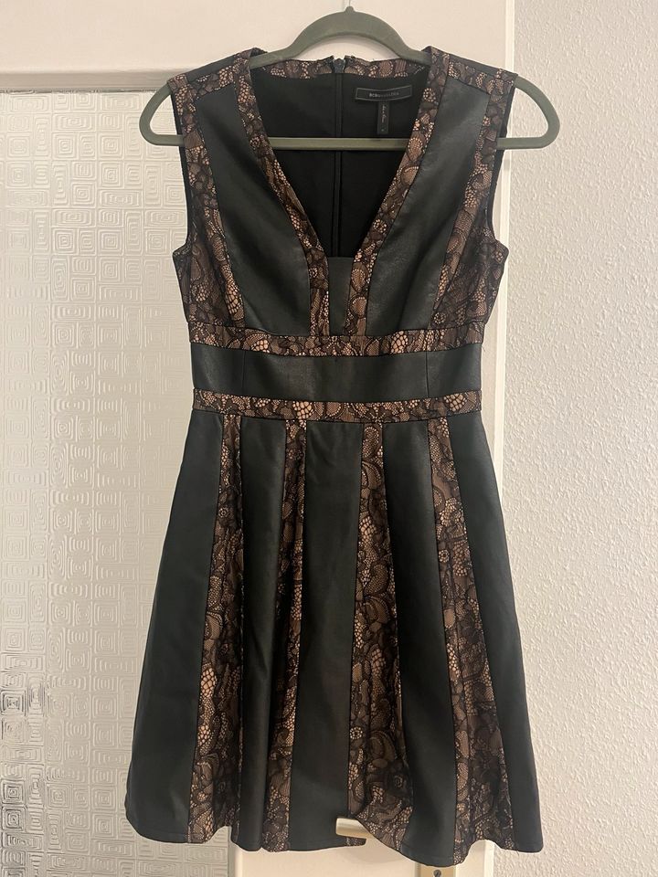 BCBG Kleid Minikleid Lederimitat mit Spitze in Berlin