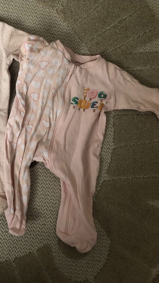 8 Süße Strampler Schlafanzug Baby 56/62 Babykleidung in Hohendodeleben