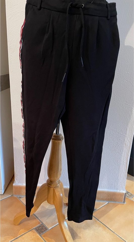 Joggpants mit Gallonstreifen schwarz/weiß/rot in Bilshausen