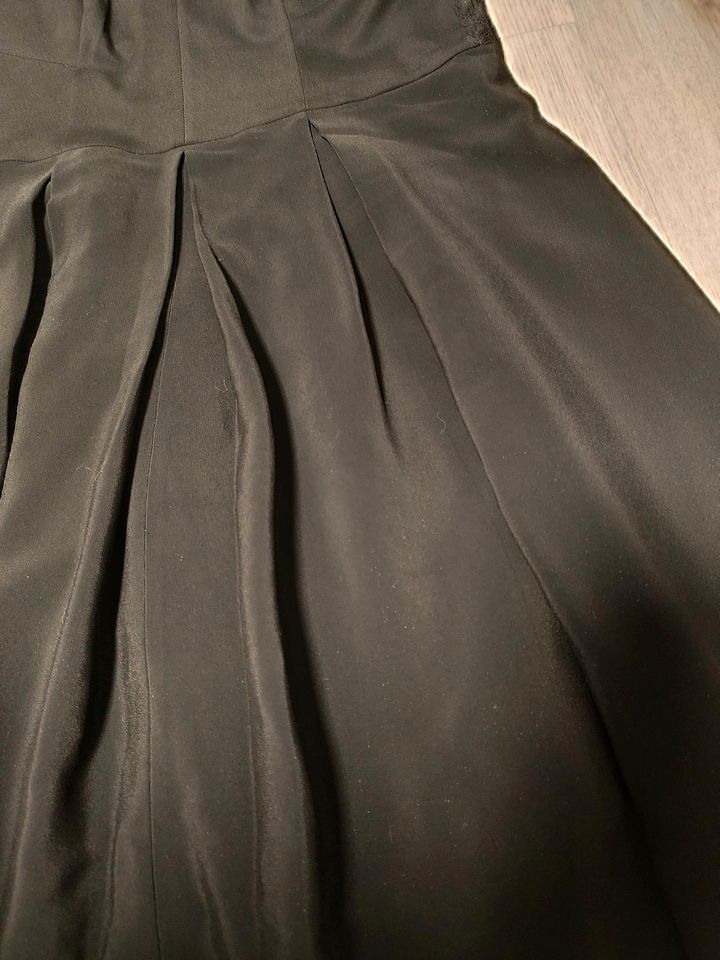 Schickes Kleid von Hugo Boss in Gr 42, schwarz. Neuwertig in Rohrdorf