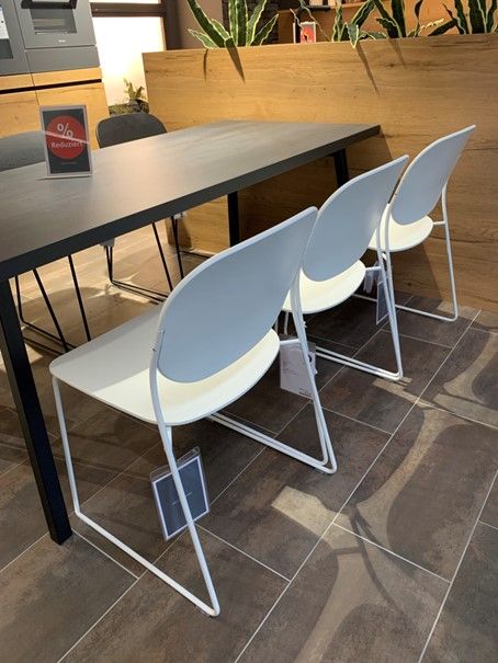 Eleganter Designstuhl, weiß, Stuhl im Abverkauf, reduziert in Bad Säckingen