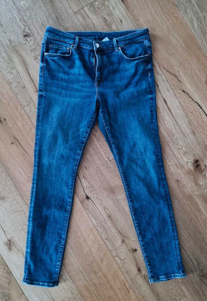 H&M+ Shaping Regular Jeans, Gr. 46 in Mötzingen