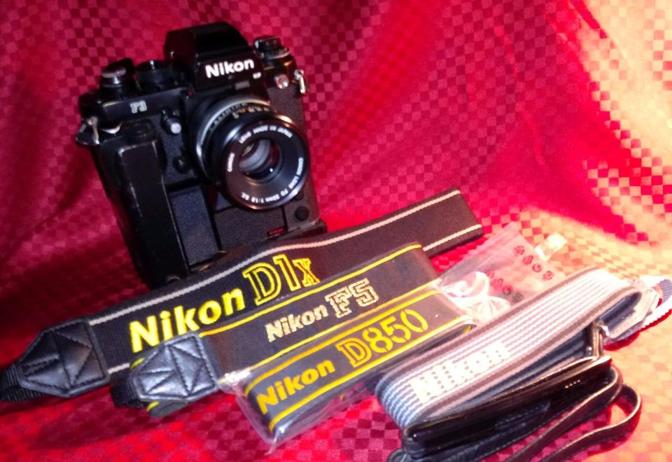 Neuwertig ✨ Nikon Gurte F3 F5 D850 D1 D1x & D90 Kit Box in Berlin
