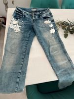 TREDY Jeans - neuwertig - Gr. 40 mit Blumenapplikation Nordrhein-Westfalen - Herten Vorschau