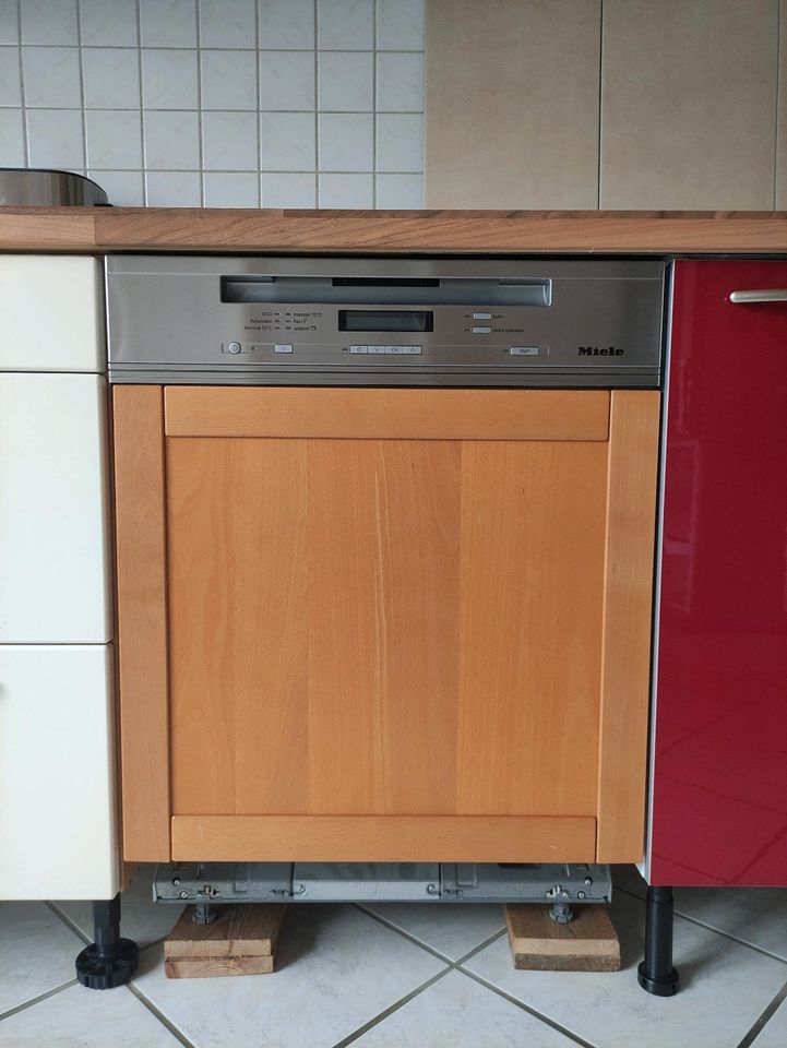 Küchenzeile mit Miele Spülmaschine und Backofen in Gemünden (Hunsrück)