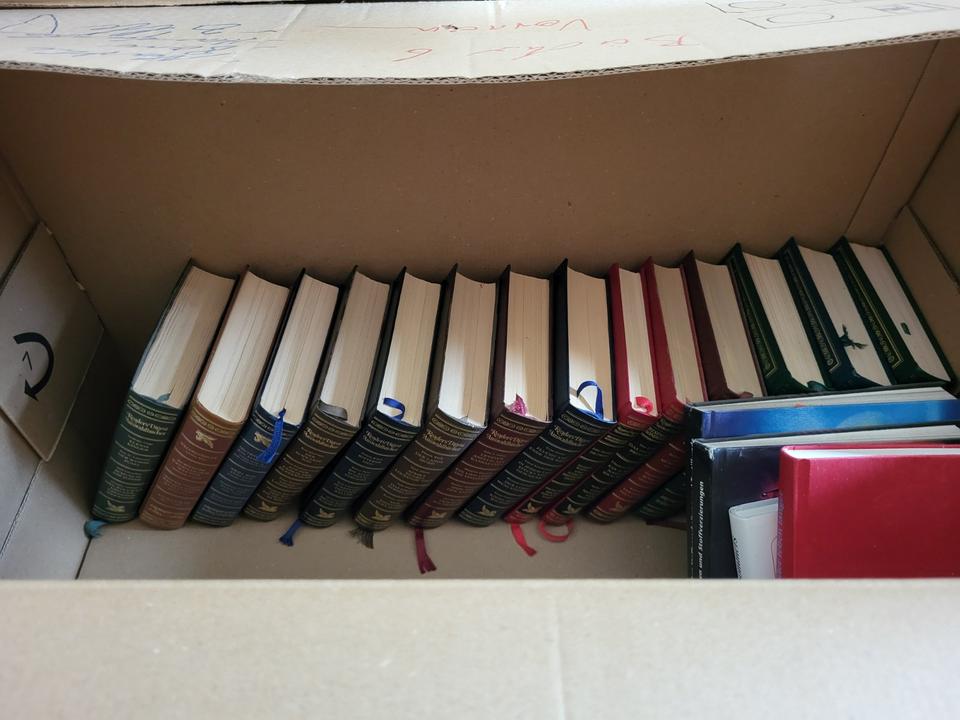 13 Bücherkisten zu verschenken! in Berlin