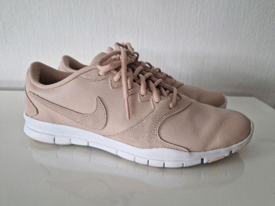 Nike Trainingsschuh/sneaker Flex Essential Gr.40,5 US 9 rosa/rose in Großostheim