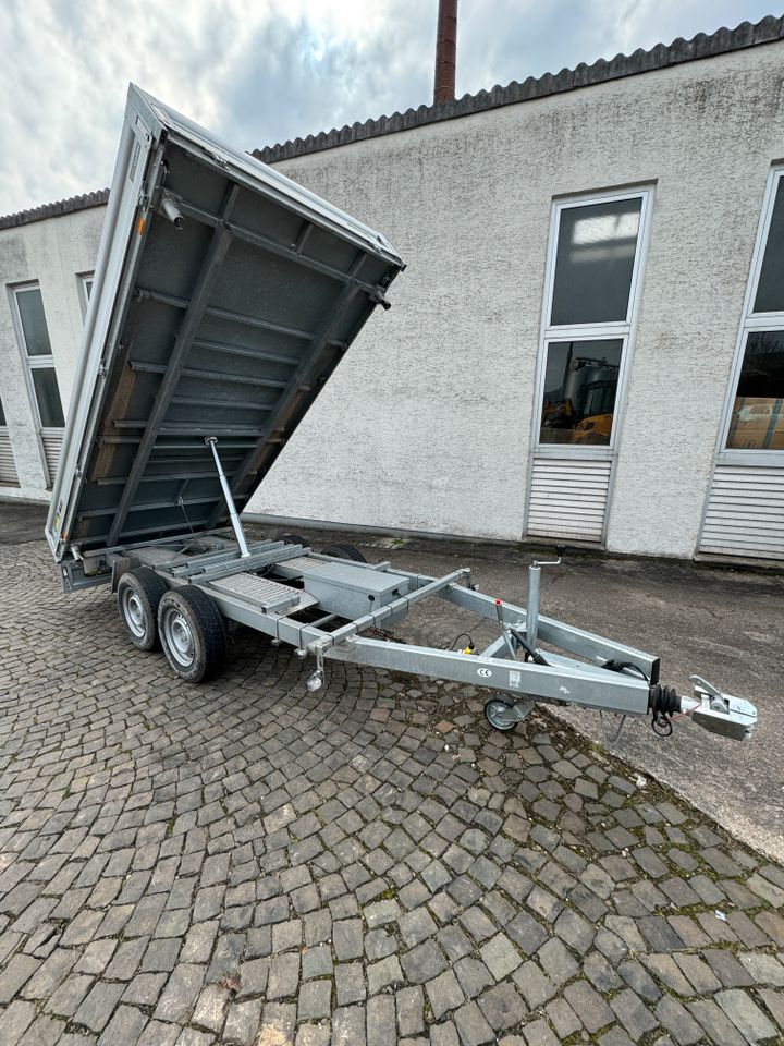 Unsinn Tandem Dreiseitenkipper Anhänger 3.500kg 3,66m x 1,75m Kipper 74cm Ladehöhe in Meisenheim