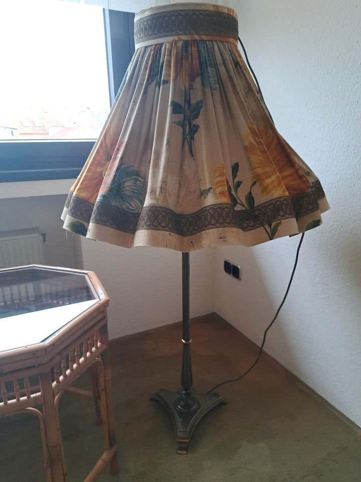 Korbsessel , Bambustisch mit Glasplatte und Stehlampe in Köln