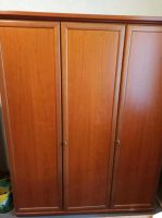 Letzte Chance: Vintage Kleiderschrank Holz 70ies 80ies massiv Nordrhein-Westfalen - Krefeld Vorschau