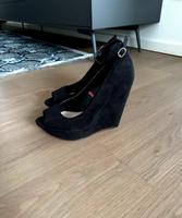 Elegante Pumps Keilabsatz High Heels Absatzschuhe Schwarz 39 Düsseldorf - Flingern Nord Vorschau
