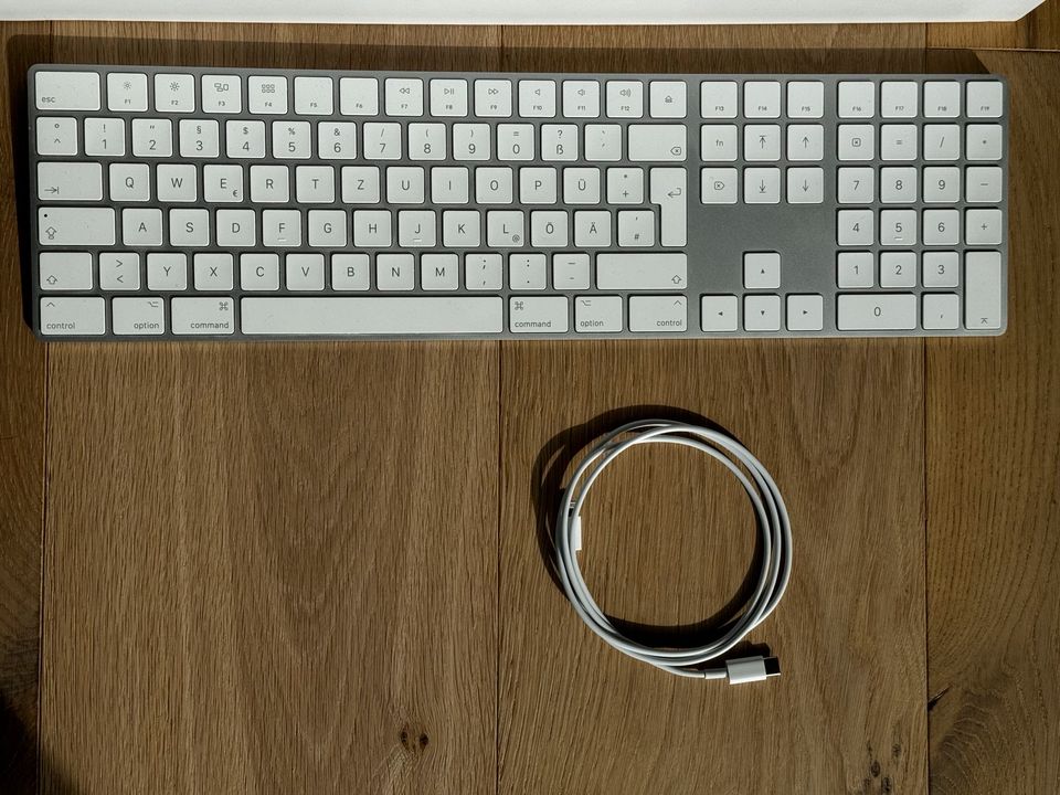 Apple Magic Keyboard mit Ziffernblock A1843 (QWERTZ) in Oberried